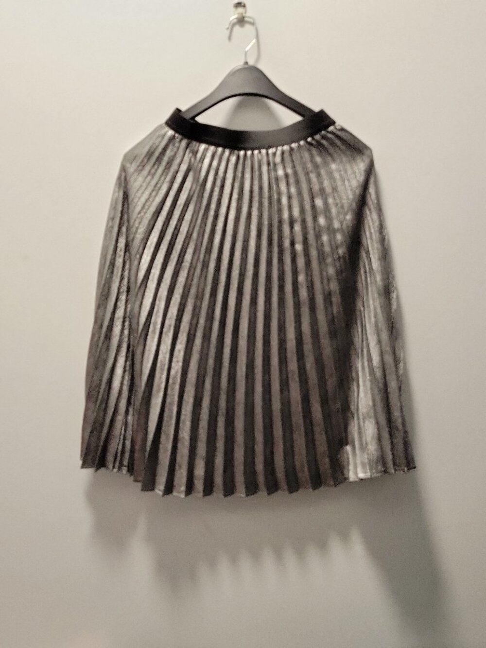 A Loves A women's skirt - ruffled ridges shiny - date mysterous seductive party